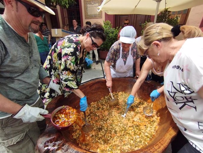 La sopa mondeña se prepara y se sirve en un dornillo (cazuela elaborada con madera de chaparro).