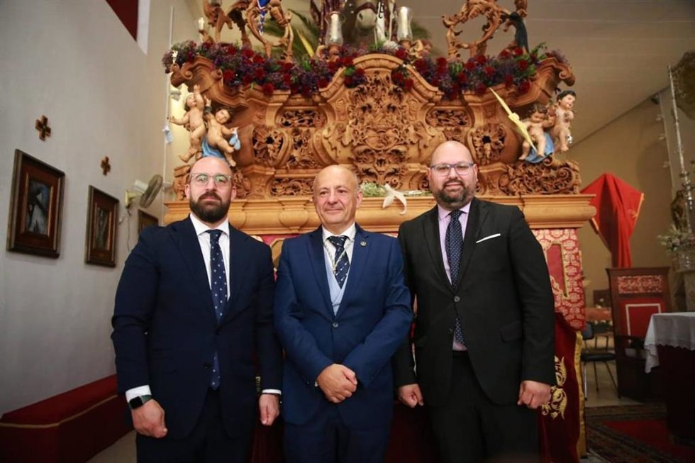 El alcalde de El Puerto acompaña a la hermandad de La Borriquita en la Misa de Palmas.
