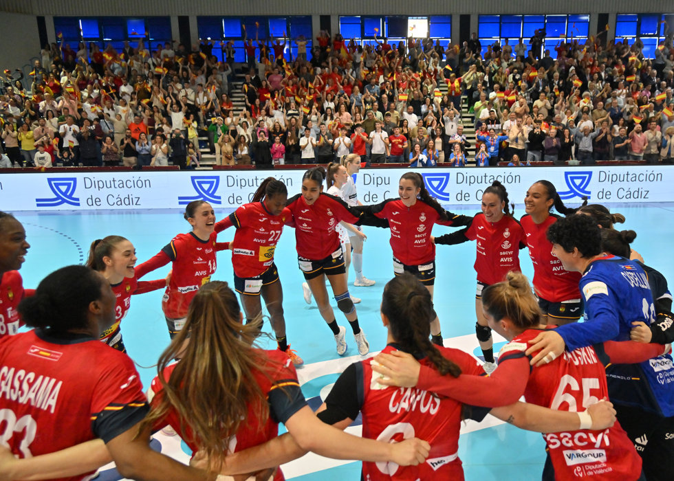 La selección española femenina de balonmano celebra su billete para el Mundial tras remontar ante Croacia