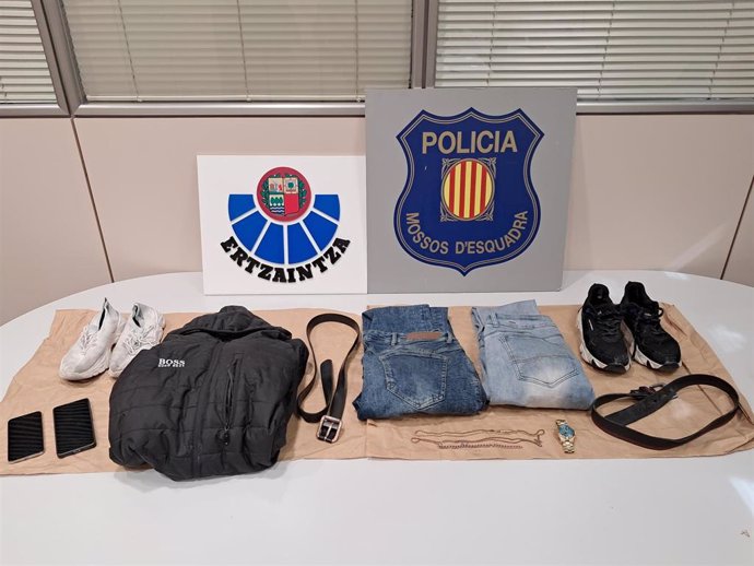 Material incautado en la investigación entre la Ertzaintza y los Mossos d'Escuadra por un asesinato en una vivienda de Irun