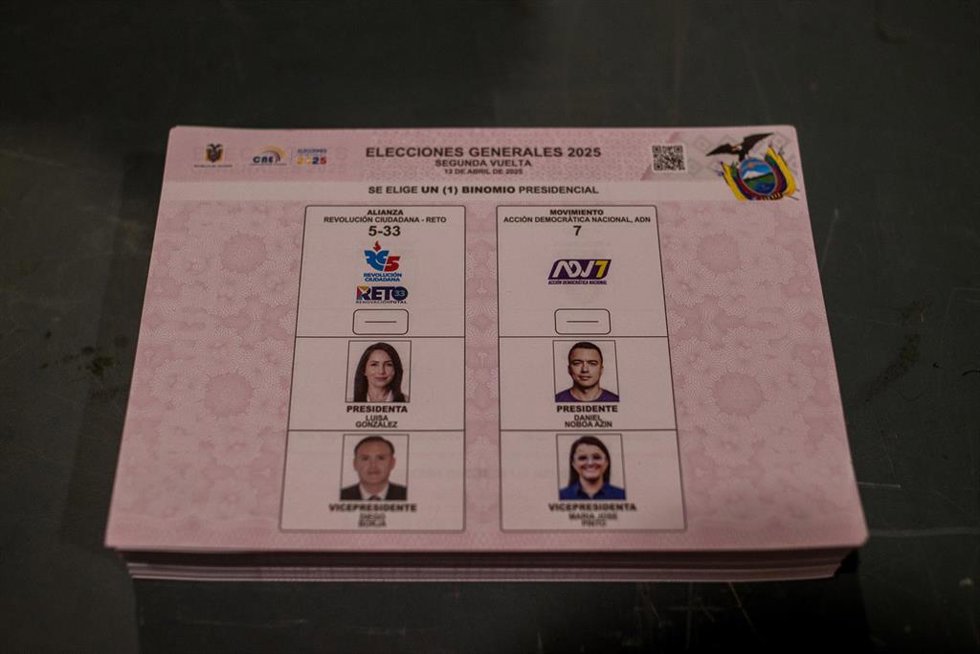 Papeleta para la segunda vuelta de las elecciones presidenciales en Ecuador