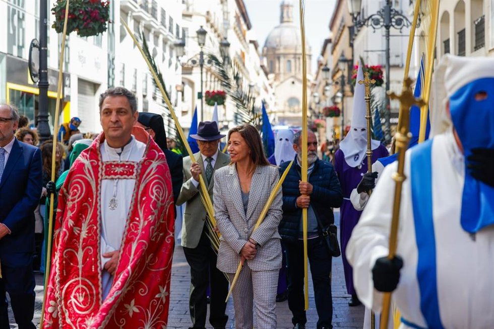 La alcaldesa de Zaragoza, Natalia Chueca, en la procesión de las palmas de la Cofradía de la Entrada de Jesús en Jerusalén a su paso por la calle Alfonso.