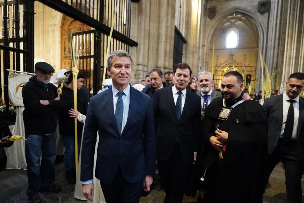 El presidente del PP, Alberto Núñez Feijóo (i), y el presidente de la Junta de Castilla y León, Alfonso Fernández Mañueco (d), durante la procesión de La Borriquilla 2025, a 13 de abril de 2025, en Salamanca, Castilla y León (España).