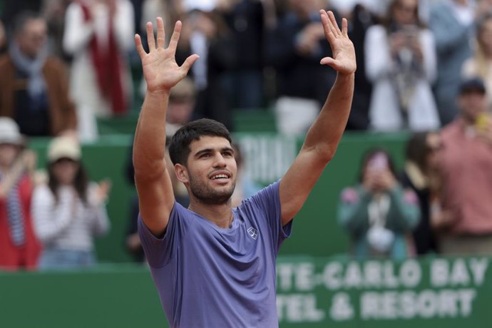 Carlos Alcaraz, da Espanha, comemora sua vitória contra Alejandro Davidovich Fokina, da Espanha, durante a semifinal no sétimo dia do Rolex Monte-Carlo Masters, um torneio de tênis ATP 1000, em 12 de abril de 2025, no Monte Carlo Country Club, em Roquebru