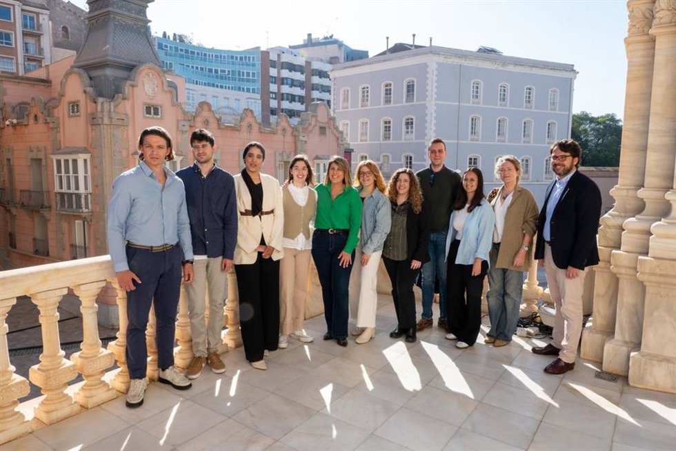 La alcaldesa recibe a los ocho jóvenes que han comenzado su experiencia laboral en el Ayuntamiento gracias a esta iniciativa impulsada por la Agencia de Desarrollo Local y Empleo