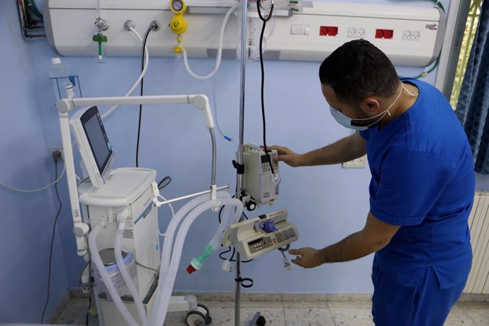 Archivo - (210304) -- HEBRON, 4 de março de 2021 (Xinhua) -- Um trabalhador médico palestino é visto em um novo departamento para pacientes com COVID-19 do hospital Al-Ahly na cidade de Hebron, na Cisjordânia, em 4 de março de 2021.