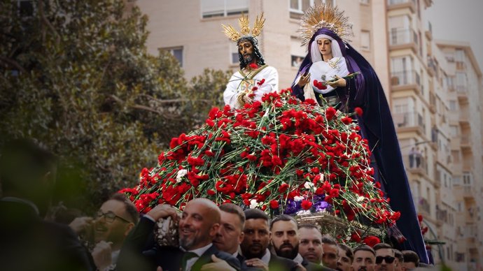 Las sagradas imágenes de la hermandad del Cautivo, sobre las andas.