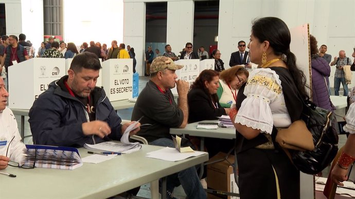 Els equatorians de Barcelona votant en les eleccions presidencials de 2025