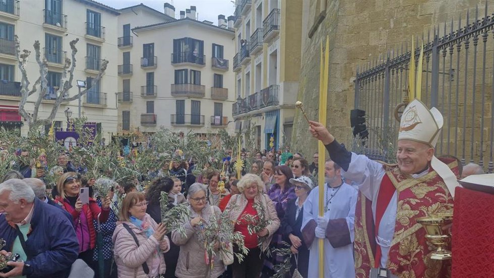 El administrador apostólico de la diócesis de Huesca, monseñor Vicente Jiménez Zamora, bendice las ramas de olivo en la plaza de San Pedro de Huesca.