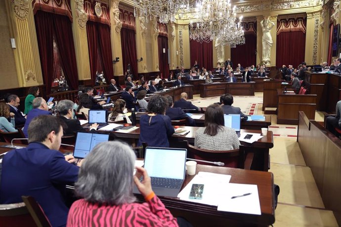 Archivo - El pleno del Parlament Balear, durante una sesión plenaria. Archivo.