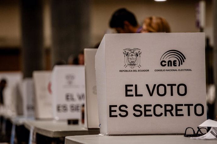 13 de abril de 2025, Madri, Espanha: Uma urna de votação escrita: ''O voto é secreto'' vista durante a votação para o segundo turno das eleições do Equador no centro de exposições IFEMA. Mais de 73.000 eleitores equatorianos registrados podem exercer seu 