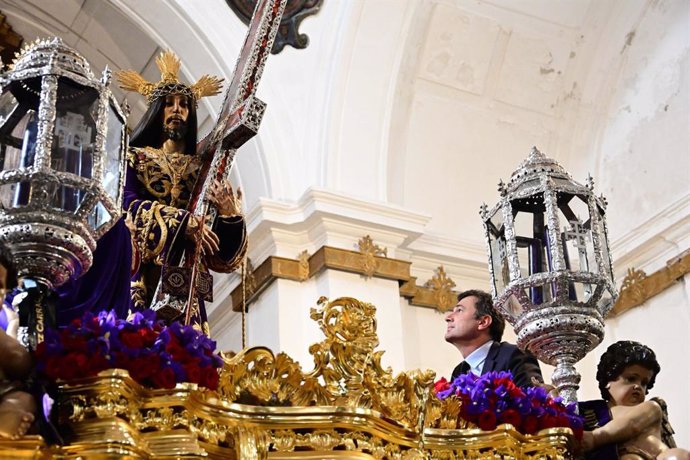 Archivo - El alcalde de Cádiz, Bruno García, entrega el bastón de mando al Nazareno como 'Regidor Perpetuo', en una foto de archivo.
