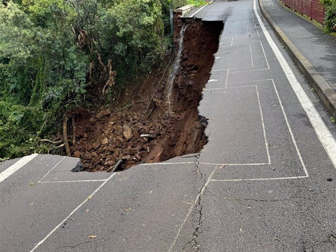 Suc.-El derrumbe parcial de un puente en Tacoronte (Tenerife) deja sin luz ni agua a vecinos de varias calles en la zona