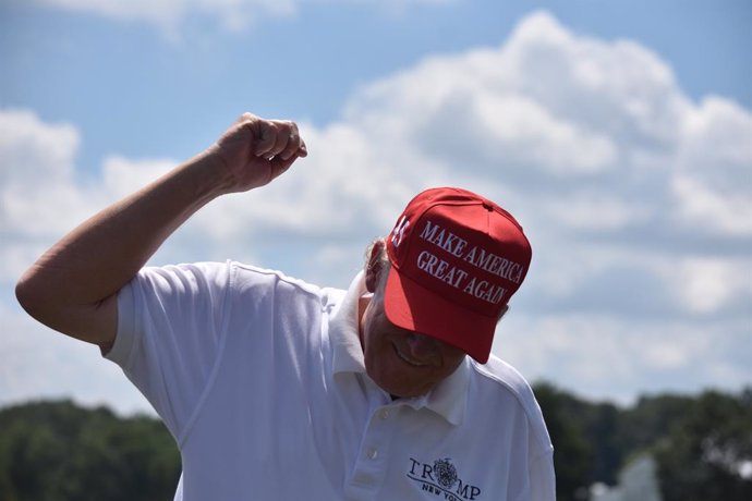 Archivo - 13 de agosto de 2023, Bedminster, Nova Jersey, Estados Unidos: O ex-presidente dos Estados Unidos Donald J. Trump levanta o punho no ar no driving range. O ex-presidente dos Estados Unidos Donald J. Trump visita o driving range na LIV