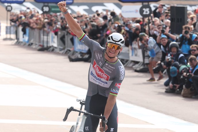 Mathieu van der Poel celebra su victoria en la París-Roubaix 2025
