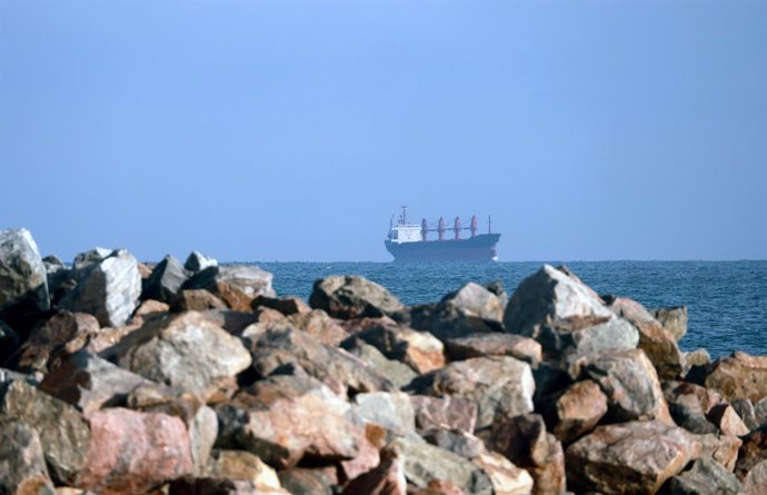 27 de novembro de 2024, Odesa, Ucrânia: ODESA, UCRÂNIA - 27 DE NOVEMBRO DE 2024 - Um navio está no Mar Negro, na costa de Odesa, no sul da Ucrânia. Apesar dos ataques russos à infraestrutura portuária ucraniana, o Corredor Marítimo Ucraniano, que garante 