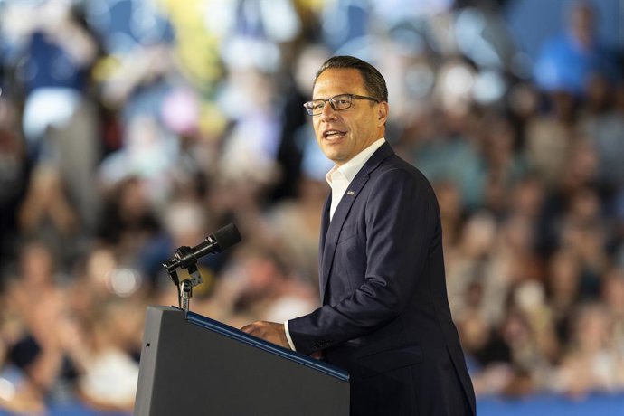 Archivo - September 13, 2024, Wilkes-Barre, Pennsylvania, United States: Governor of Pennsylvania Josh Shapiro campaigns for Kamala Harris for President at Wilkes University McHale Athletic Center in Wilkes-Barre, PA on September 13, 2024