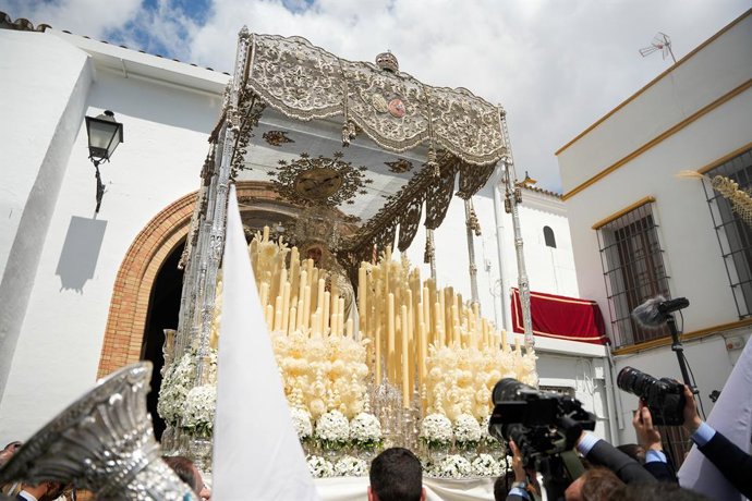 La Hermandad de la Paz hace estación de penitencia a la Catedral de Sevilla. A 13 de abril de 2025 en Sevilla, Andalucía (España). La Semana Santa es una de las celebraciones más importantes para los católicos, y en Sevilla adquiere una dimensión especial