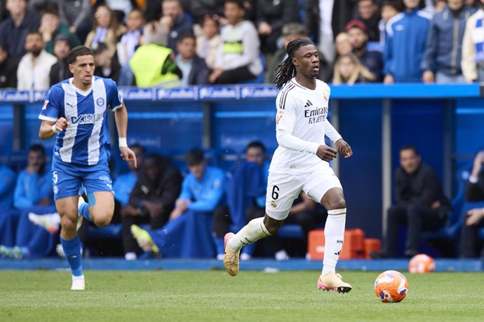 Eduardo Camavinga, do Real Madrid CF, disputa a bola com Abdel Abqar, do Deportivo Alaves, durante a partida da LaLiga EA Sports entre Deportivo Alaves e Real Madrid CF no Mendizorrotza, em 13 de abril de 2025, em Vitoria, Espanha.