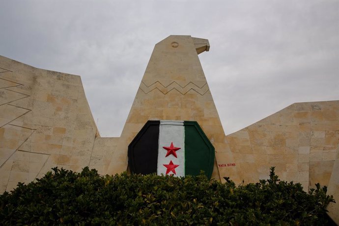 Archivo - Arquivo - 7 de dezembro de 2024: Hama, Síria. 07 de dezembro de 2024. A bandeira da oposição síria é pintada em uma parede em forma de águia em Hama, após a captura da cidade pelas forças do governo sírio pelos combatentes da oposição. Desde 27 