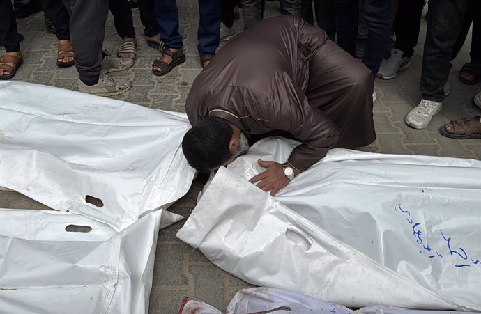 Al menos siete palestinos muertos en un bombardeo israelí en Deir al Balá, en el centro de la Franja de Gaza