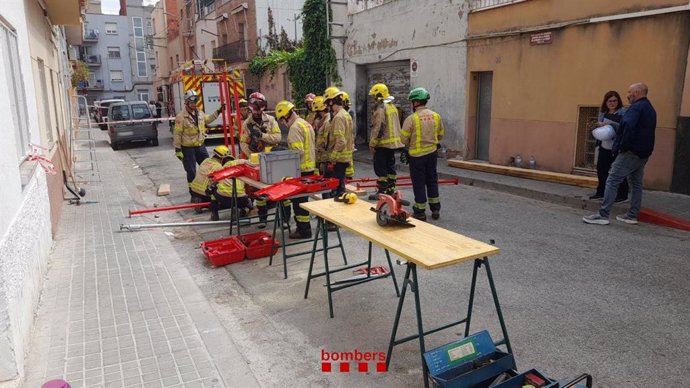 Desalojados los vecinos de un edificio de Sabadell (Barcelona) tras derrumbarse el techo de un piso