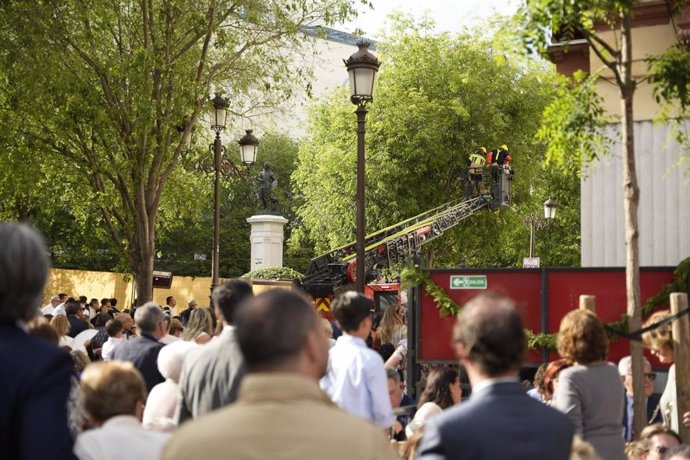 Imagen de los bomberos actuando en la plaza del Duque de la Victoria este Domingo de Ramos