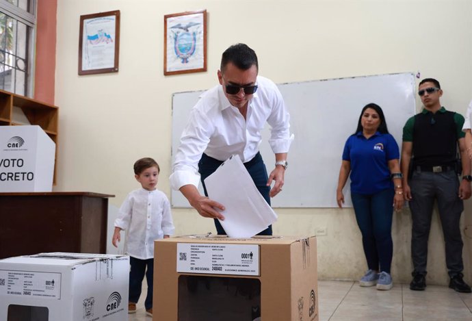 Archivo - QUITO, 10 de fevereiro de 2025 -- O presidente equatoriano Daniel Noboa vota em Olón, província de Santa Elena, Equador, em 9 de fevereiro de 2025.   Os equatorianos foram às urnas no domingo para eleger um presidente, um vice-presidente, 151 me