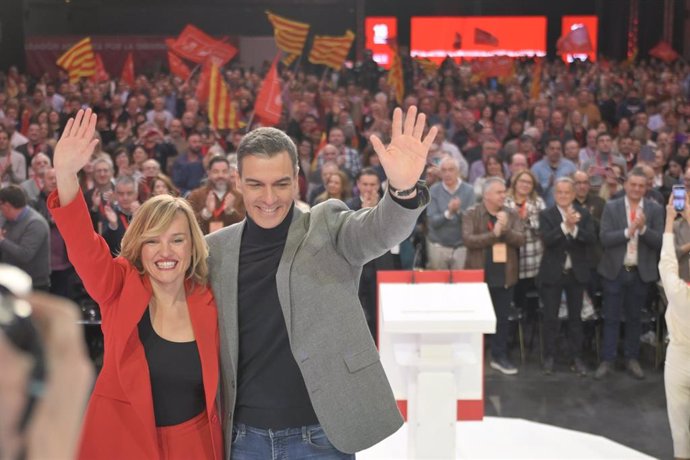 La secretaria general del PSOE de Aragón, ministra de Educación, Formación Profesional y Deportes y portavoz del Gobierno, Pilar Alegría, y el secretario general del PSOE y presidente del Gobierno, Pedro Sánchez