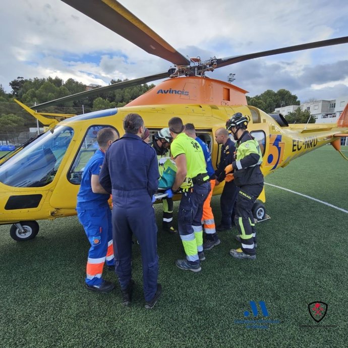 Tras el rescate, el hombre herido ha sido trasladado a un helicóptero para ser evacuado a un centro hospitalario.