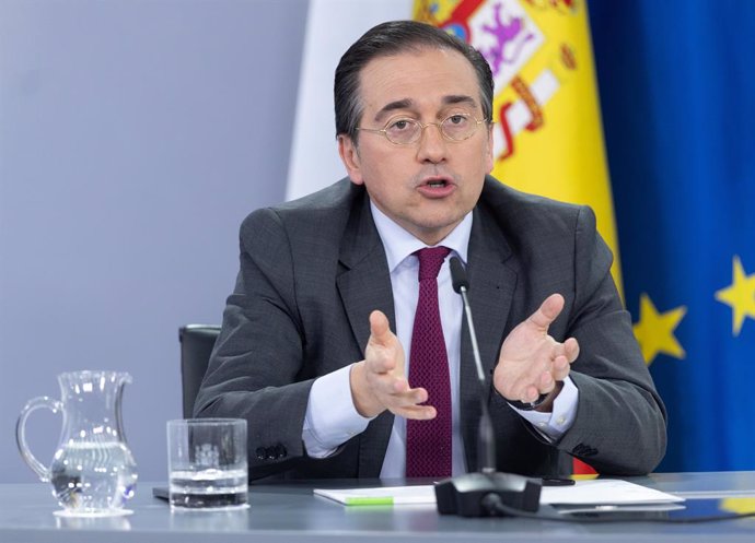 O Ministro das Relações Exteriores, União Europeia e Cooperação, José Manuel Albares, durante uma coletiva de imprensa após a reunião do Conselho de Ministros, no Palácio La Moncloa, em 1º de abril de 2025, em Madri (Espanha). O Conselho de Ministros