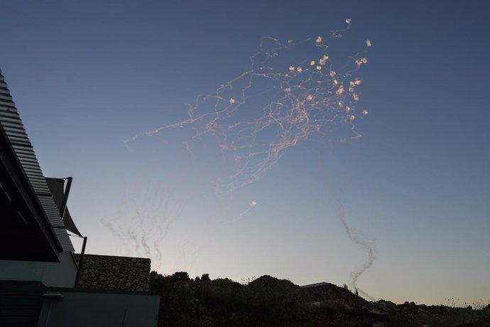 Archivo - SAFED, June 27, 2024  -- Streaks of smoke are seen as Israeli anti-missile system  intercepts rockets fired from Lebanon, as seen from Safed of northern Israel, on June 27, 2024. Israeli Air Force Commander Tomer Bar said on Thursday that the co