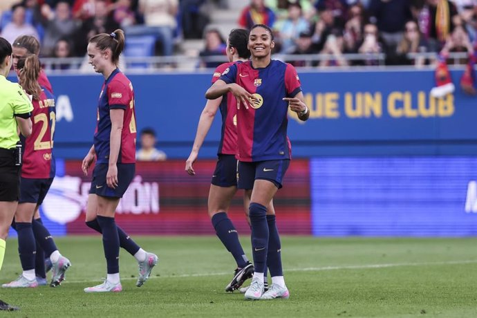 Salma Paralluelo celebra su gol en el FC Barcelona-Atlético de Madrid de la Liga F 24-25
