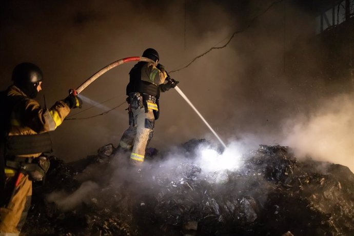 9 de abril de 2025, Kharkiv, Ucrânia: Bombeiros trabalham em Kharkiv. As tropas russas também voltaram para os assentamentos ucranianos em Sumy, ao mesmo tempo em que aumentaram o bombardeio aéreo intensivo nos vilarejos da fronteira. Milhares de moradore