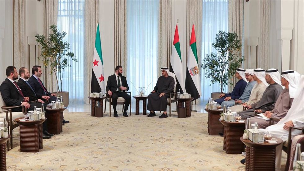 El presidente de transición de Siria, Ahmed al Shara, y su homólogo emiratí, Mohamed bin Zayed al Nahyan, acompañados de sus respectivas delegaciones