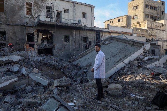 GAZA, 13 de abril de 2025 -- Um palestino verifica os danos em um prédio dentro do Hospital Árabe Al-Ahli após um ataque aéreo israelense na Cidade de Gaza, em 13 de abril de 2025. Um ataque aéreo israelense atingiu o Hospital Árabe Al-Ahli na Cidade de G