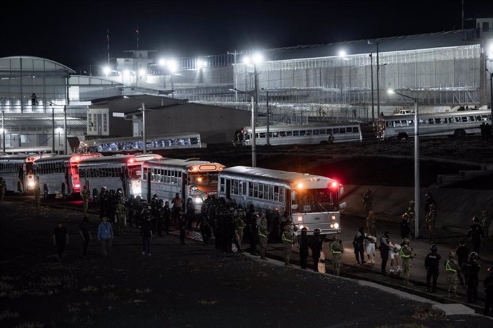 Autobuses con migrantes deportados desde Estados Unidos a bordo llegan al Centro de Reclusión contra el Terrorismo en Tecoluca, El Salvador