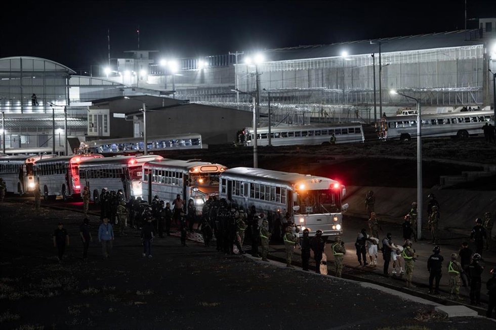 Autobuses con migrantes deportados desde Estados Unidos a bordo llegan al Centro de Reclusión contra el Terrorismo en Tecoluca, El Salvador