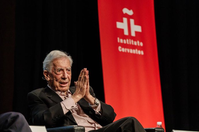 Archivo - El escritor Mario Vargas Llosa participa en el ciclo 'El fuego de la imaginación', en el Instituto Cervantes, a 11 de abril de 2023, en Madrid (España). Para celebrar la obra literaria de Vargas Llosa, el Instituto Cervantes ha convocado a un gr