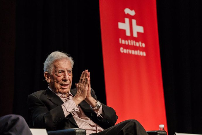 Archivo - Arquivo - O escritor Mario Vargas Llosa participa do ciclo 'El fuego de la imaginación', no Instituto Cervantes, em 11 de abril de 2023, em Madri (Espanha). Para celebrar a obra literária de Vargas Llosa, o Instituto Cervantes convocou um grupo 