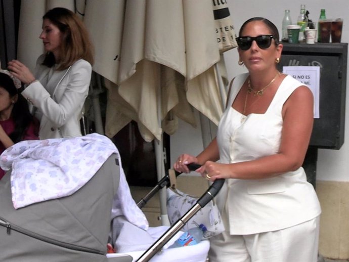 Anabel Pantoja disfruta de una procesión de Semana Santa con su hija Alma en Córdoba