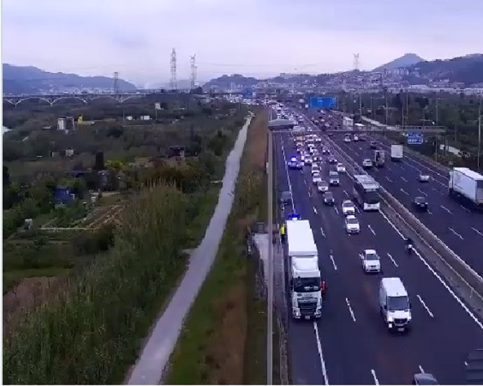 Imatge de l'accident en la B-23 a Sant Feliu de Llobregat (Barcelona)