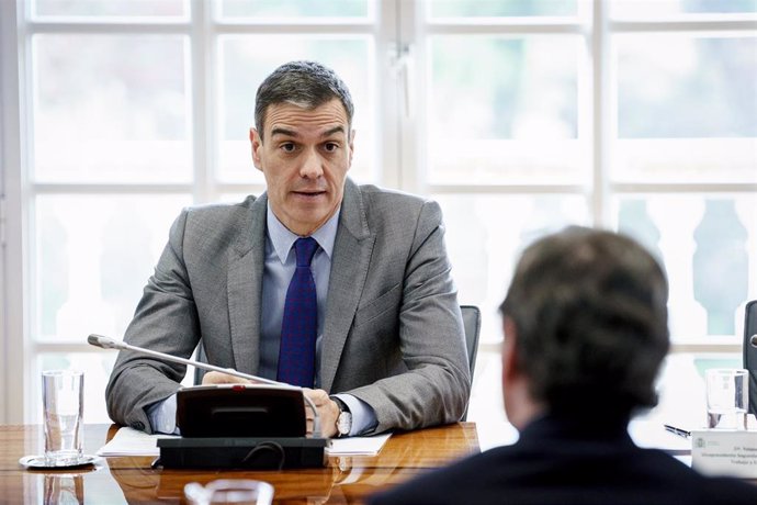 El presidente del Gobierno, Pedro Sánchez, junto a varios ministros se reúne con representantes de empresarios y sindicatos, en el Palacio de la Moncloa, a 2 de abril de 2025, en Madrid (España).