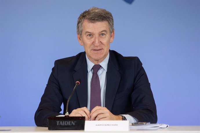 El presidente del Partido Popular, Alberto Núñez Feijóo, durante una reunión con asociaciones y representantes de las organizaciones más afectadas por los aranceles de Trump, en la sede del PP, a 7 de abril de 2025, en Madrid (España). Durante la reunión,