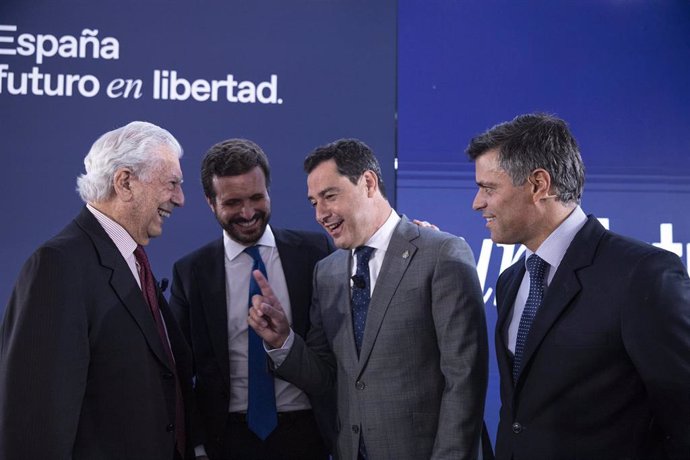 Archivo - El presidente de la Junta, Juanma Moreno (2d), al inicio de un debate sobre 'Libertad frente al populismo' junto a Mario Vargas Llosa (1i), Premio Nobel de Literatura, y a Leopoldo López (1d), opositor al régimen chavista.