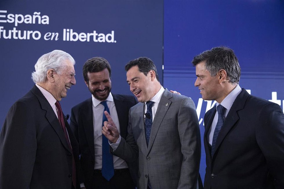 Archivo - El presidente de la Junta, Juanma Moreno (2d), al inicio de un debate sobre 'Libertad frente al populismo' junto a Mario Vargas Llosa (1i), Premio Nobel de Literatura, y a Leopoldo López (1d), opositor al régimen chavista.