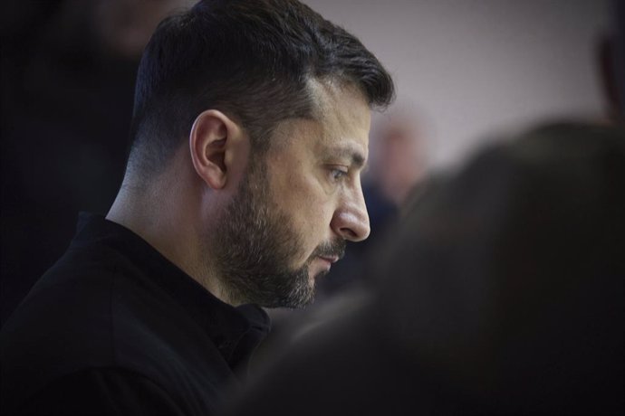 3 de abril de 2025, Sumy, Sumy Oblast, Ucrânia: O presidente ucraniano Volodymyr Zelenskyy, ao centro, ouve uma instrução de combate do comandante da 36ª Brigada de Fuzileiros Navais, Mykyta Vitek, na linha de frente das linhas de batalha de Kursk, em 3 d