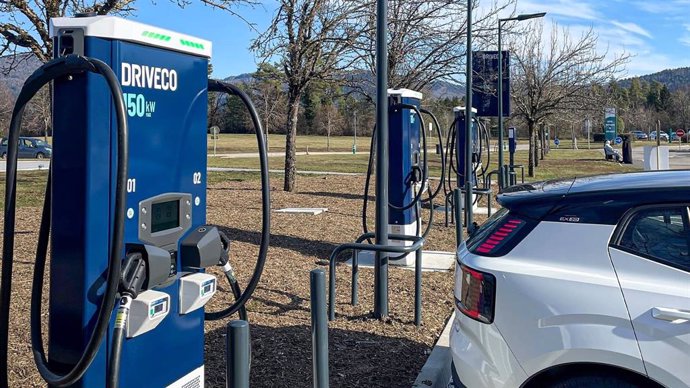 Los desplazamientos en coches eléctricos en Semana Santa en España podrían ahorrar 128.700 toneladas de CO2, según DriveCo.