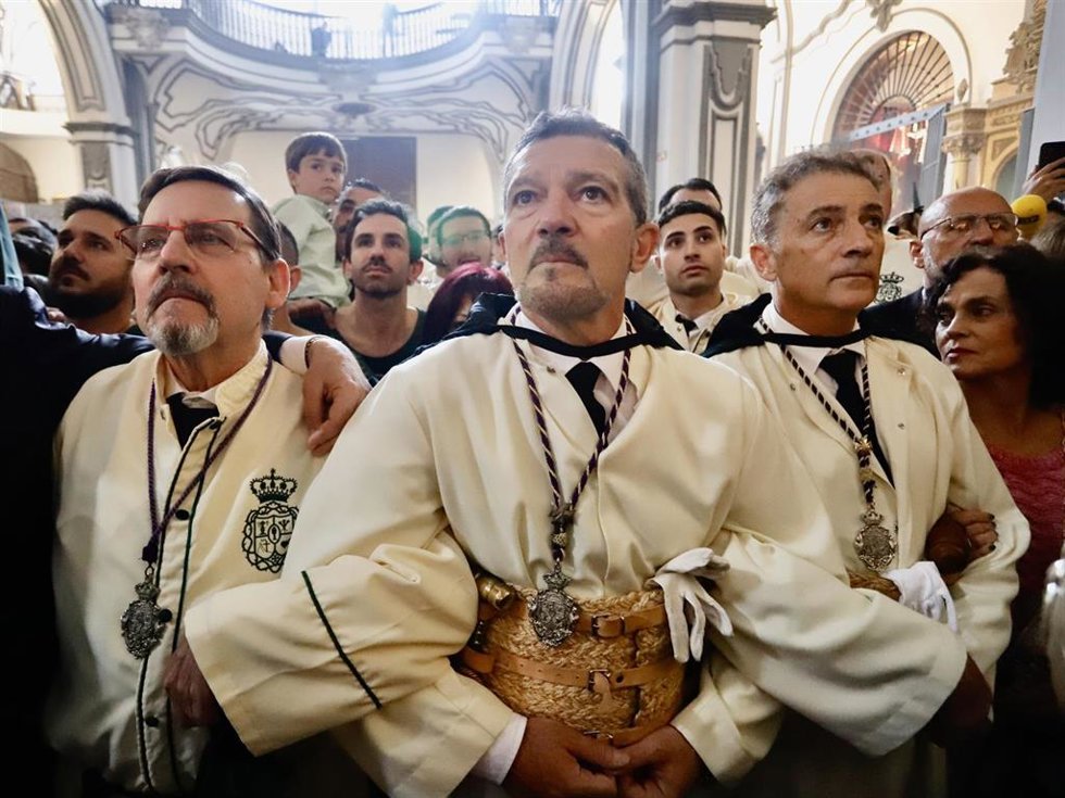 Antonio Banderas ejerce como capataz en la estación de penitencia de la Cofradía de Lágrimas y Favores en Málaga