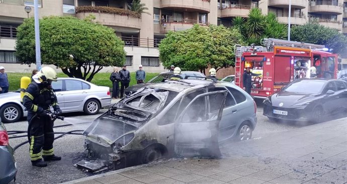 Bomberos de Santander extinguen un incendio en un coche estacionado en la avenida de Pontejos
